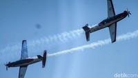 Atraksi udara, salah satunya dari Jupiter Aerobatik Team memeriahan HUT TNI.