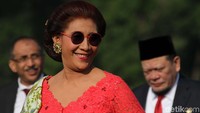 Susi juga tampak memakai kacamata.