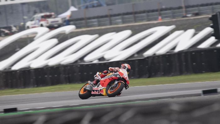 Kecelakaan hebat Marc Marquez di latihan bebas MotoGP Thailand karena kesalahan sendiri. (Foto: Mirco Lazzari gp / Getty Images)