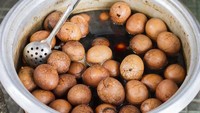 Tea Eggs (Chajidan) -Telur ini dijual hampir di setiap toko dan kios sarapan di China. Telur teh atau telur retak seribu dibuat dari telur rebus yang direndam dalam kaldu  daun teh dan rempah-rempah seperti kembang lawang, biji adas, kayu manis, dan merica Sichuan.  Foto: iStock