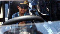 Seorang bocah berpose di balik kemudi kendaraan tempur TNI.