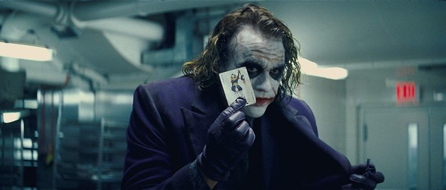 Tampil total, sosok Heath dianggap telah memberikan standar baru bagi karakter Joker. Ia pun menoreh sejarah sebagai aktor pertama yang dianugerahi Oscar berkat perannya sebagai Joker. (Foto: Dok. IMDb)