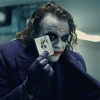 Tampil total, sosok Heath dianggap telah memberikan standar baru bagi karakter Joker. Ia pun menoreh sejarah sebagai aktor pertama yang dianugerahi Oscar berkat perannya sebagai Joker. (Foto: Dok. IMDb)