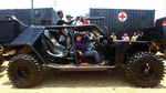 Aksi Warga di Balik Alutsista TNI