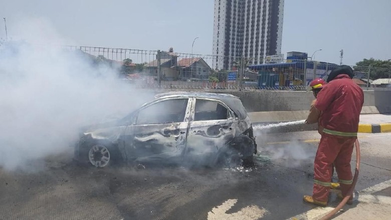 Mobil Honda Brio Terbakar di Tol Kukusan, Tak Ada Korban Jiwa Mobil Honda Brio Terbakar di Tol Kukusan, Tak Ada Korban Jiwa
