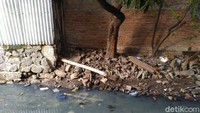 Terpantau di lokasi, ada banyak rumah hunian di RT 15/7 Tanjung Duren Utara, Grogol Pertamburan, Jakarta Barat. Rumah-rumah ini, hanya berjarak sekitar 1 meter saja dari kali di sampingnya. (Foto: Sachril Agustin Berutu/detikcom)