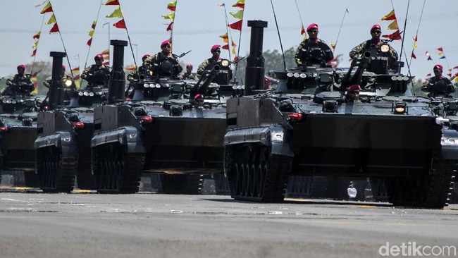 Alutsista di HUT TNI ke-74, dari Anoa Hingga Leopard
