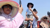 Mereka mengajak serta anak-anaknya.