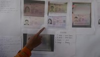 Anggota tim SAR menunjukkan identitas pendaki yang terjebak kebakaran jalur pendakian di Pos Utama Gunung Raung, Kalibaru, Banyuwangi, Jawa Timur, Sabtu (5/10/2019). ANTARA FOTO/Budi Candra Setya.