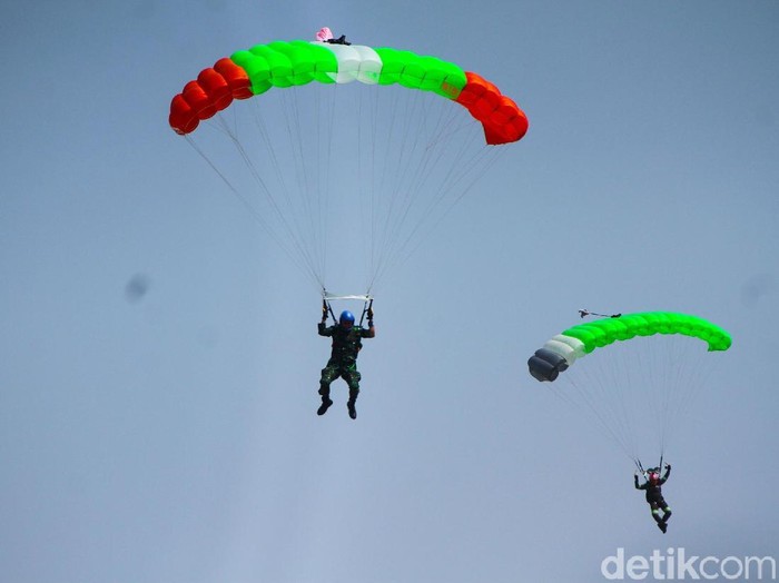 Aksi terjun payung memeriahkan Peringatan HUT Ke-74 TNI Tahun 2019. Begini aksinya.