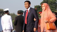 Wiranto datang bersama istrinya.