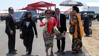 Menteri Susi datang dengan memakai kebaya merah.