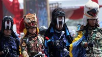 Demonstrasi keterampilan dimulai dengan atraksi prajurit terdiri dari tim kolone senapan. Dengan berbagai gerakan baris berbaris, mereka memainkan senjata dengan lincah dan harmonis ditampilkan.