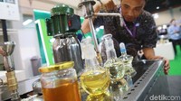 Teknologi biofuel, mengubah minyak jelantah menjadi campuran bahan bakar.