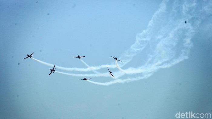 Atraksi udara dari Tim aerobatik TNI AU, Jupiter Aerobatic Team (JAT) memeriahkan HUT ke-74 TNI. Begini aksinya.