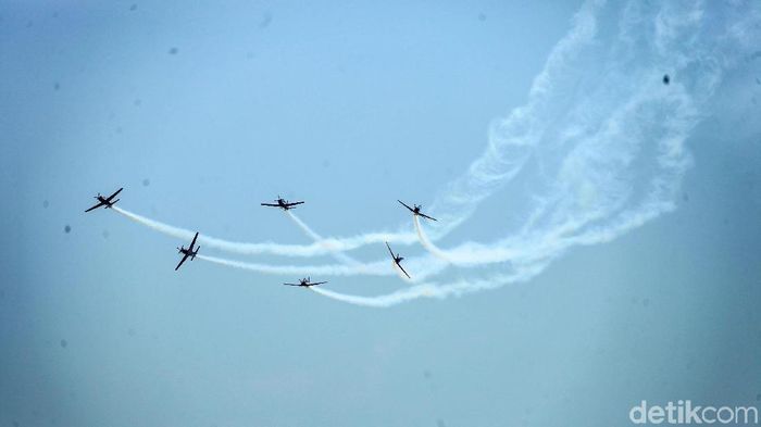 Tim Aerobatik TNI AU Meliuk-liuk di Udara Atraksi udara dari Tim aerobatik TNI AU, Jupiter Aerobatic Team (JAT) memeriahkan HUT ke-74 TNI. Begini aksinya.