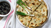 Scallion Oil Pancake (congyoubing) - Pancake asal China ini bertekstur tipis dan berlapis. Berisi cincangan daun bawang dan juga dibaluri minyak wijen, sebelum digulung dengan sosis. Foto: iStock