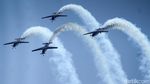 Tim Aerobatik TNI AU Meliuk-liuk di Udara
