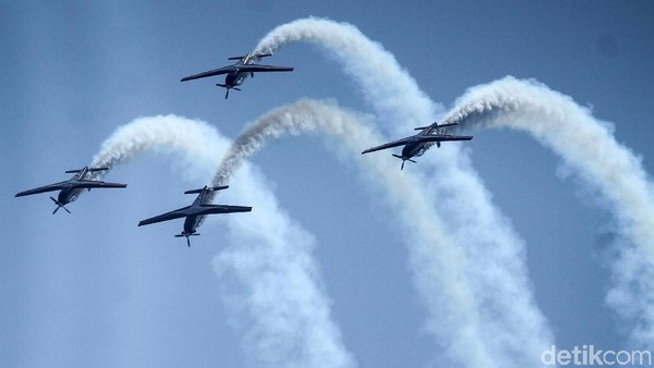Tim Aerobatik TNI AU Meliuk-liuk di Udara