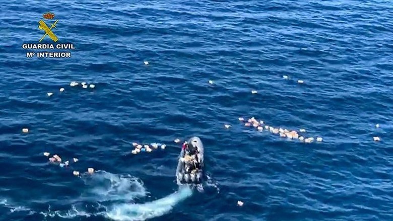 Jatuh ke Laut, Polisi Spanyol Ditolong Buron Penyelundup Narkoba Jatuh ke Laut, Polisi Spanyol Ditolong Buron Penyelundup Narkoba