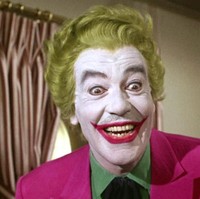 Penampilan Joker versi live tak berbeda jauh dari komiknya kala itu. Berambut hijau dengan setelan ungu-hijau, lalu mukanya putih pucat dengan bibir merah ala badut. Dilansir dari Shifter, Cesar menolak kumisnya dicukur untuk peran tersebut. (Foto: Dok. IMDb)