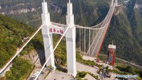 Jembatan gantung Aizhai terbuka untuk lalu lintas pada 31 Maret 2012. Foto: Dok. Chen Sihan/Xinhua