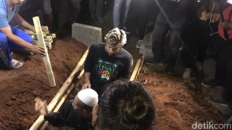 Foto: Ammar Zoni makamkan bayi kembarnya / Pingkan A dan Desi P