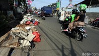 Sampah yang menumpuk di pinggir jalan menimbulkan bau tidak sedap.