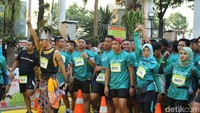 Healthies Fun Run 5K menampilkan sosok unik kali ini. Yup, ada Gatotkaca ikut berlari! (Foto: Nabila Ulfa Jayanti/detikHealth) 