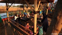 Taman ini menjadi alternatif warga untuk bersantai sekaligus menikmati waktu sore.