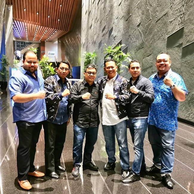 Dari tampilannya, sneakers Yeezy favorit Bamsoet ini diketahui berseri 350 V2 Black-White. Dirilis pada 2016, sneakers ini merupakan edisi ketiga dari seri 350 buah kolaborasi Kanye West dengan Adidas, dan cukup menjadi fenomena di kalangan pecinta sneakers, terutama kaum milenial. Saat perilisan, Yeezy 350 V2 dijual seharga US$ 220 atau Rp 3,1 juta. Namun, harganya kini naik berlipat-lipat karena menjadi incaran banyak orang. Di situs Kick Game, harga sneakers tersebut bahkan mencapai 1.199 pound sterling atau Rp 20 jutaan.  Foto: Instagram