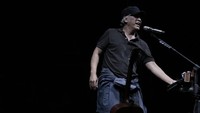 Iwan Fals menjadi kejutan dari Synchronize Fest 2019 untuk penontonnya. Tidak ada di jadwal, Iwan Fals tiba-tiba muncul di atas panggung. Foto: Asep Syaifullah