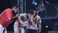 Para personel SM*SH ikut berkaraoke bersama. (asep/detikcom)