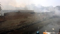 Api yang membakar rumah telah padam, namun asap masih membubung tinggi ke udara.