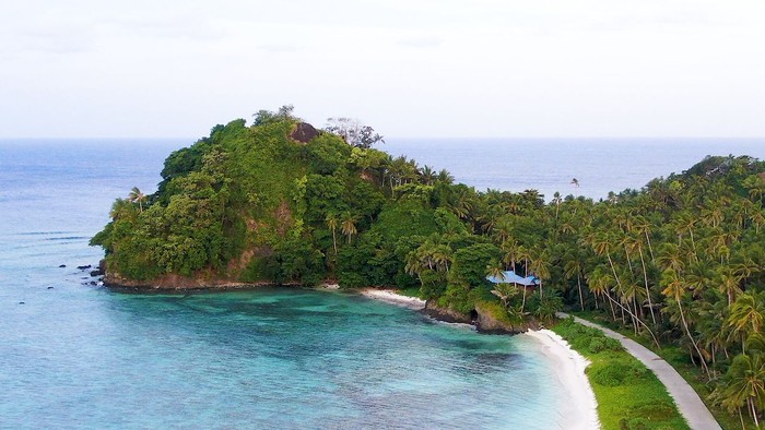 Pantai Wolo jadi lokasi primadona di Miangas, Sulawesi Utara. Pantai yang memiliki gelombang lembut, dan pasir putih ini, menjadi bagian penting bagi masyarakat karena tempat dilaksanakannya kegiatan adat, Festival Manami.