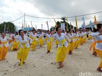Tarian Sakral Meriahkan Pembukaan Nusa Penida Festival