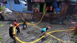 Potret Dramatis Warga Taman Sari Gotong-royong Padamkan Kebakaran