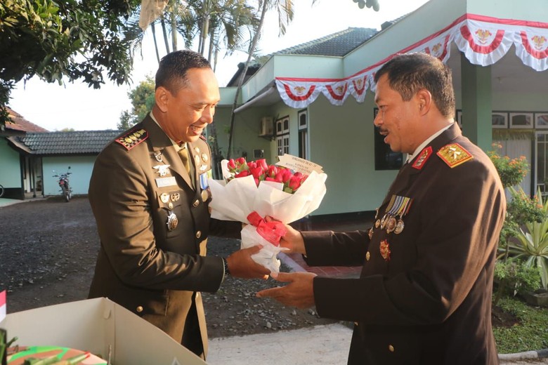 HUT TNI, Kapolda NTB Bawa Tar dan Bunga ke Rumah Dinas Danrem Wira Bakti HUT TNI, Kapolda NTB Bawa Tar dan Bunga ke Rumah Dinas Danrem Wira Bakti