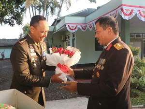 HUT TNI, Kapolda NTB Bawa Tar dan Bunga ke Rumah Dinas Danrem Wira Bakti