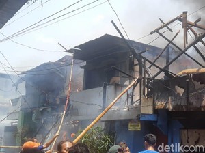 Kebakaran di Taman Sari Jakbar, Terdengar Suara Ledakan Saat Pemadaman