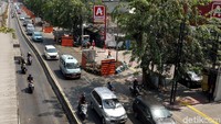 Jalan pun semakin menyempit dengan adanya pembangunan tersebut.