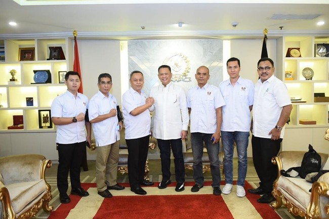 Sneakers Yeezy sesekali menemani penampilan Bamsoet saat berkegiatan di kantor. Seperti ketika Bamsoet menerima kunjungan Komite Perubahan Sepakbola Nasional (KPSN) di ruang kerja Ketua DPR, Jakarta, Mei lalu. Sneakers Yeezy menjadi pelengkap padanan kemeja kokoh putih dan celana panjang hitam.  Foto: Instagram