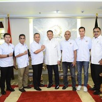 Sneakers Yeezy sesekali menemani penampilan Bamsoet saat berkegiatan di kantor. Seperti ketika Bamsoet menerima kunjungan Komite Perubahan Sepakbola Nasional (KPSN) di ruang kerja Ketua DPR, Jakarta, Mei lalu. Sneakers Yeezy menjadi pelengkap padanan kemeja kokoh putih dan celana panjang hitam.  Foto: Instagram