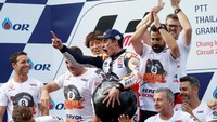 Marquez melakukan perayaan di atas podium usai menjuarai MotoGP Thailand. 