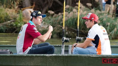Foto: Mancing Mania! Kayak Gini Gaya Mancing Marc Marquez