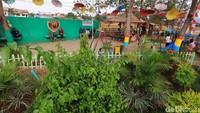 Taman ini selalu ramai dikunjungi warga.