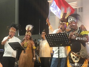 Bangun Persatuan, Menteri Jokowi Nyanyi Bareng Warga Papua