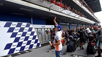 Usai balapan, Marquez menjelaskan bahwa sepanjang akhir pekan ini ia berusaha fokus mencari cara untuk memenangi seri, terlepas dari hitung-hitungan juara dan persaingan dengan Andrea Dovizioso. AFP/Lillian Suwanrumpha.