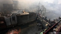 Asap tebal membubung dari lokasi kebakaran.