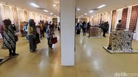 Sejumlah pengunjung memadati pameran batik di Gedung Museum Kota Bandung.